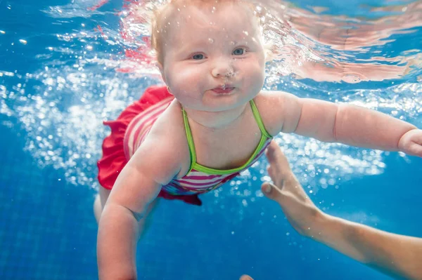 Liten Baby Flicka Simmar Vatten Paddelpool Dykning Baby Lära Spädbarn — Stockfoto