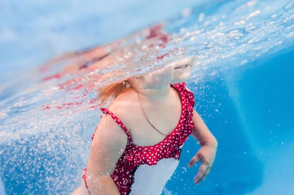 Mała Dziewczynka Pływająca Pod Wodą Brodziku Nurkujące Dziecko Uczę Dziecko — Zdjęcie stockowe