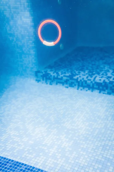 Yüzme Havuzu Mozaik Alt Yakıcı Dalgalar Deniz Suyu Gibi Dalgalanır — Stok fotoğraf