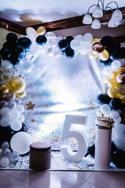 生日蛋糕在一个背景气球派对装饰 复制空间 庆祝5周年 时尚蛋糕 糖果吧 好客的接待 — 图库照片