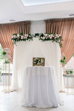 Düğün süslemeleri lüks bir törenle yapılıyor. Düğün kemeri A çiçeklerle, yeşilliklerle, yeşilliklerle süslenir. Şölen salonunda düğün dekorasyonu..