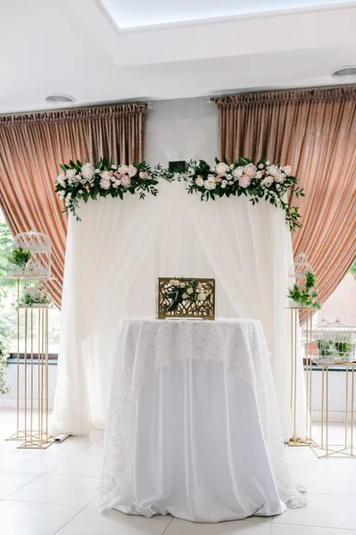 Hochzeitsdekorationen Luxuriöser Zeremonie Bogen Für Hochzeitszeremonie Ist Mit Blumen Und — Stockfoto
