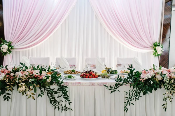 Mesa Festiva Decorada Con Composición Flores Rosadas Vegetación Sala Banquetes — Foto de Stock