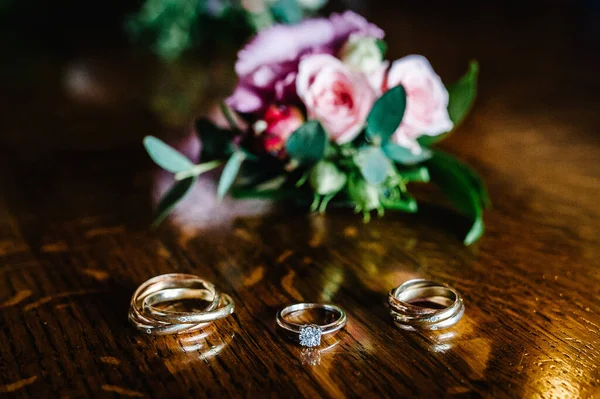 Engagement Rings Beautiful Bouquet Flower Wooden Table Wedding Bouquet Love — Stock Photo, Image