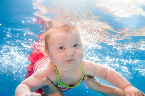 Liten Baby Flicka Simmar Vatten Paddelpool Dykning Baby Lära Spädbarn — Stockfoto