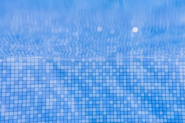 Yüzme Havuzu Mozaik Alt Yakıcı Dalgalar Deniz Suyu Gibi Dalgalanır — Stok fotoğraf