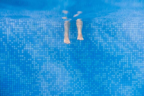 Havuzda Suyun Altında Hareket Eden Insanların Ayakları Çocuk Bacakları Yaz — Stok fotoğraf