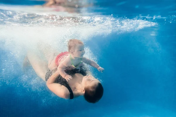 Matka Trzyma Dziecko Córka Uczy Się Pływać Lekcji Pływania Ćwiczyć — Zdjęcie stockowe