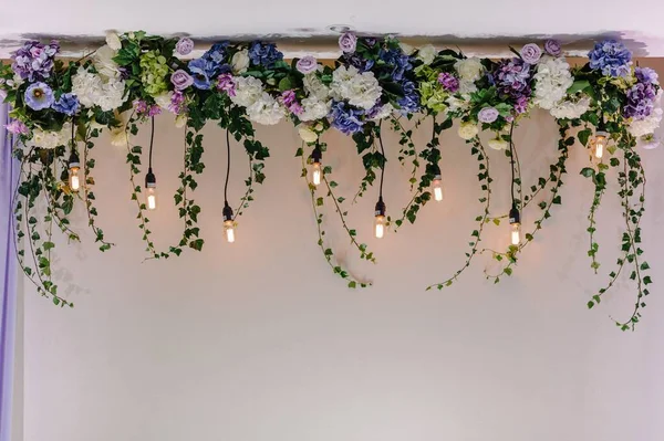 Hermosa Decoración Hecha Con Guirnalda Con Lámparas Luminosas Decoraciones Florales —  Fotos de Stock