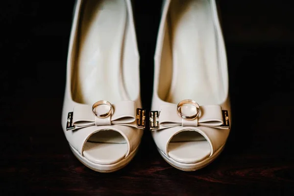 Düğün Aksesuarı Gelin Süslü Beyaz Ayakkabılar Altın Yüzükler Kahverengi Arka — Stok fotoğraf