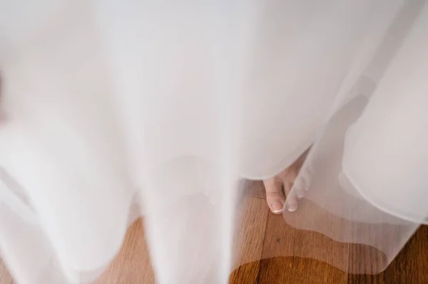 Zamknij Zdjęcie Pięknej Kobiecej Stopy Francuskim Pedicure Palce Kobiece Białym — Zdjęcie stockowe