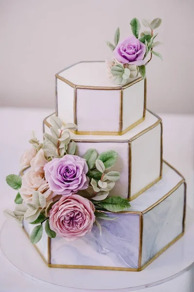 花の装飾と幾何学的なパターンを持つ古典的な層白とグレーのケーキ 結婚式のケーキ — ストック写真