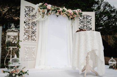 Düğün süslemeleri lüks bir törenle yapılıyor. Düğün kemeri A çiçeklerle, yeşilliklerle, yeşilliklerle süslenir. Arka bahçedeki ziyafet alanında düğün dekoru..