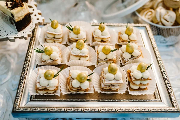 Kek, kek, şeker, şeker, açık büfe. Düğün ziyafeti alanı için tatlı masası. Kapatın. Çikolata. Madalyalı lezzetli..