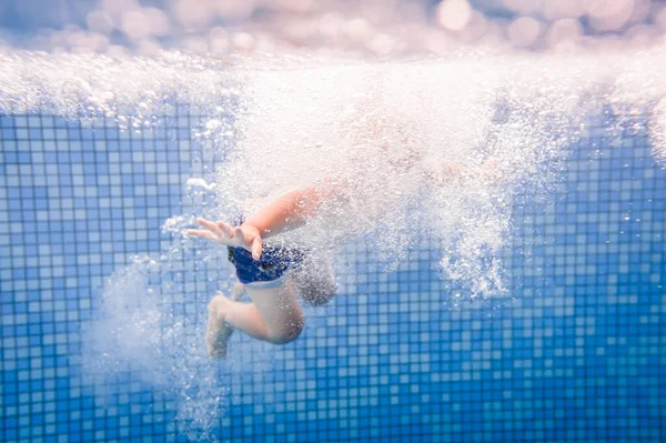 Малыш Мальчик Плавает Водой Бассейне Прыгающий Ребенок Обучение Ребенка Плавать — стоковое фото