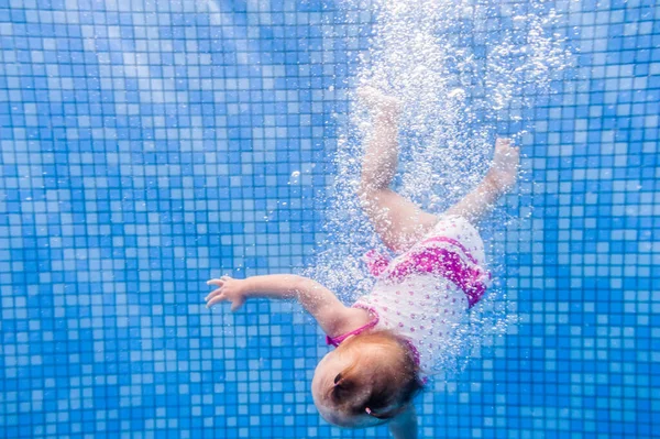 Mała Dziewczynka Pływająca Pod Wodą Brodziku Nurkujące Dziecko Uczę Dziecko — Zdjęcie stockowe