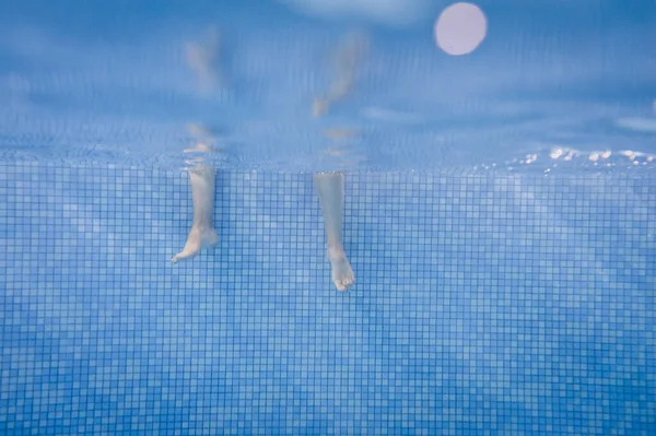 Havuzda Suyun Altında Hareket Eden Insanların Ayakları Çocuk Bacakları Yaz — Stok fotoğraf