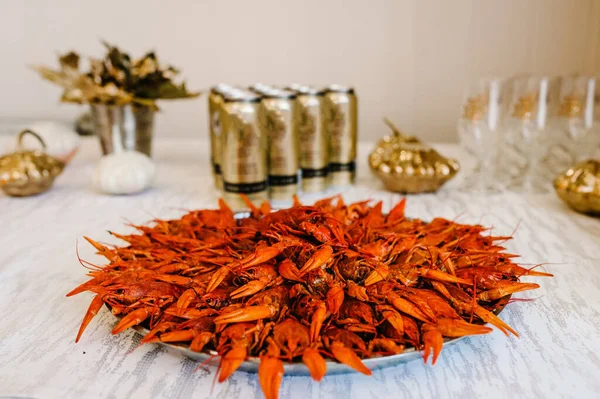 Kerevit. Masada bira ile kaynamış kırmızı kerevit. Kapatın. Kerevit partisi, restoran, kafe, bar menüsü. Yan görünüm, fotoğrafı kapat.