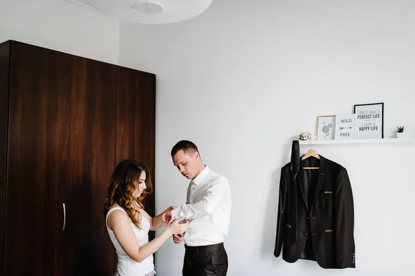 여자는 남자가 금속으로 은으로 커프스를 배경에 결혼식 — 스톡 사진