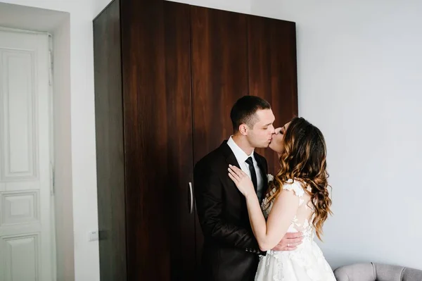 Casal Amoroso Noiva Noivo Abraçando Beijando Dentro Casa Cerimônia Casamento — Fotografia de Stock
