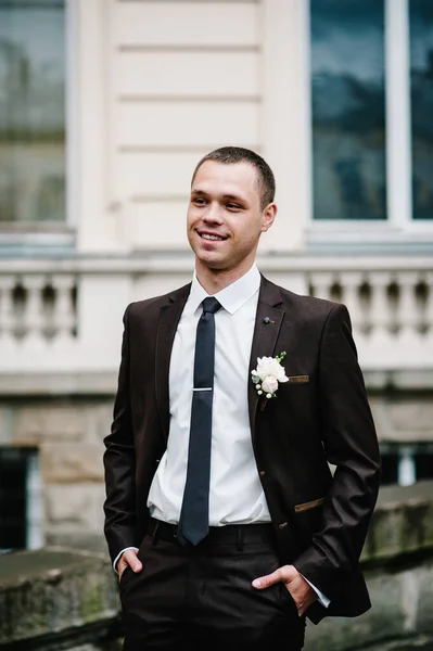 Atraente Noivo Feliz Com Boutonniere Estande Terno Casamento Perto Edifício — Fotografia de Stock