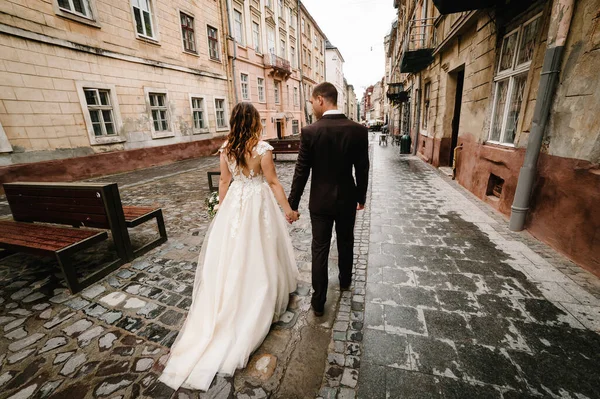 Loving Wedding Couple Walking Back Streets City Lviv — Stock Photo, Image