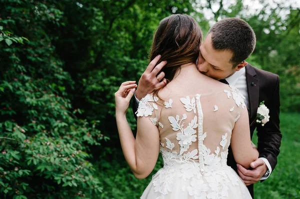 Retrato Una Joven Pareja Novios Besándose Naturaleza Recién Casados —  Fotos de Stock