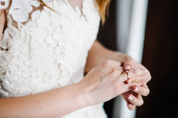 Руки Нареченої Носять Виправляють Золотий Обручку Діамантом Підготовка Нареченої Весільний — стокове фото