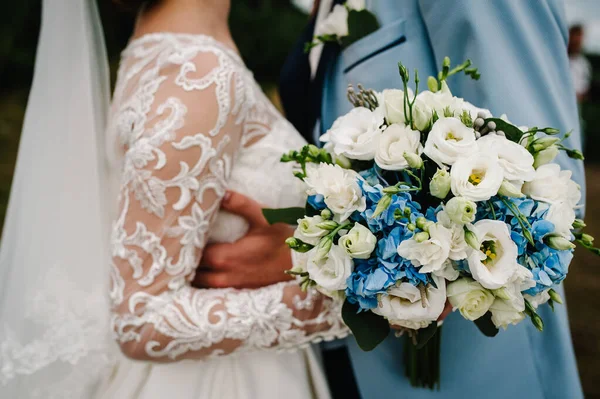 エウスタシア 青の花からの結婚式の花束の花 花嫁と新郎は手の花で保持します 結婚式だ 閉じろ — ストック写真