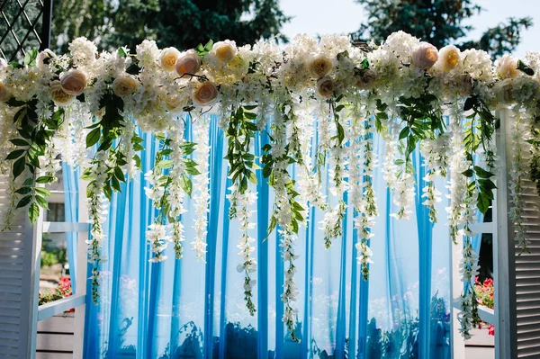 豪華な儀式で結婚式の装飾 式典のためのアーチは 花や緑 緑で飾られています 裏庭の宴会エリアでの装飾 スタイリッシュなブルーの結婚式 — ストック写真