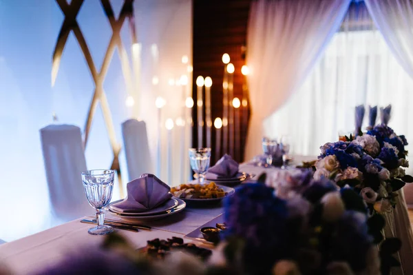 Çiçek Yeşillik Kompozisyonu Ile Süslenmiş Şölen Masası Düğün Salonundaki Mumlar — Stok fotoğraf