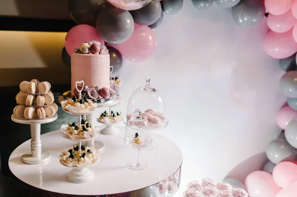 Heerlijke Trouwreceptie Verjaardagstaart Een Achtergrond Ballonnen Feest Decor Begrepen Ruimte — Stockfoto