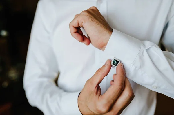 Hombre Guapo Abotonando Gemelos Camisa Blanca Elegante Gemelo Oro Masculino — Foto de Stock