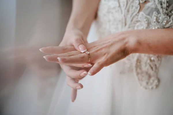 花嫁は結婚指輪を指につける 指にエレガントなダイヤモンドリングを示す女性の手を閉じる 愛と結婚式のコンセプト 婚約だ 柔らかく選択的な焦点 — ストック写真