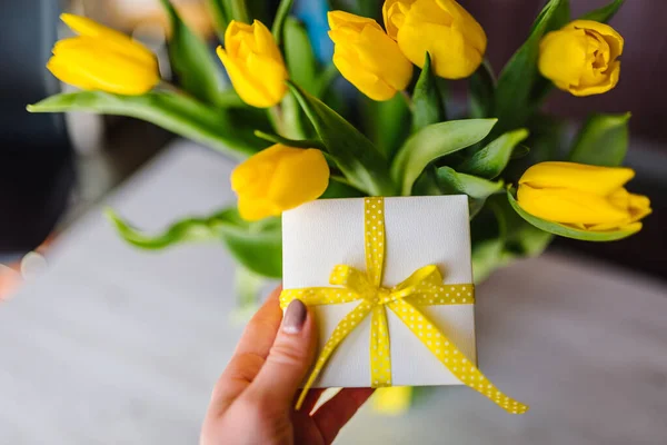 Niespodzianka Kobieta Trzymać Pudełko Żółte Tulipany Tle Miejsce Wiadomość Kartka — Zdjęcie stockowe