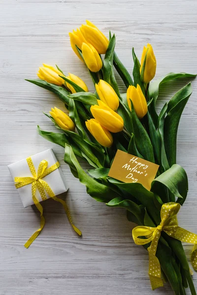 Szczęśliwego Dnia Matki Napis Pocztówce Bukiet Tulipanów Pudełkiem Białym Drewnianym — Zdjęcie stockowe