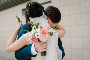 İlk toplantımız yeni evliler için. Gelin ve damat, sürpriz. Evliliğiniz kutlu olsun. Şık bir düğün. Arka plan.