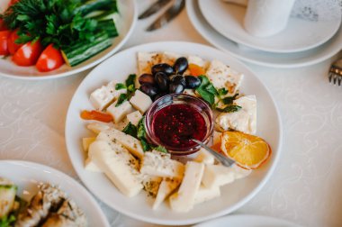 Aperatif peynirli bayram masası, mezeler. Yemekle servis edildi. Kutlama masası. Düğün masası, yemek..