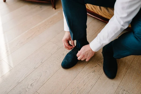 Düğün Töreninden Önceki Sabah Damat Ayakkabı Giyer Adamı Ayakkabının Bağcıklarını — Stok fotoğraf