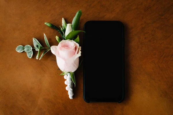 Smartphone Negro Con Una Pantalla Blanco Claro Sobre Fondo Marrón — Foto de Stock