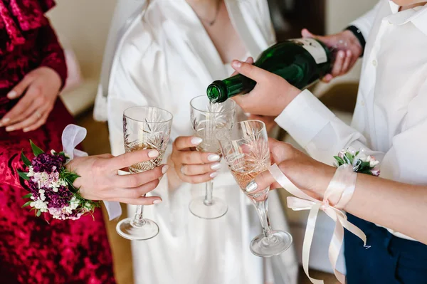 Bridal Morning Bridesmaids Drinking Champagne Bride Wearing Silk Pajamas Girls — ストック写真