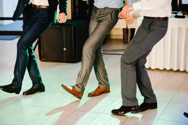 穿西装跳舞的年轻人在派对上玩得很开心时尚的前景 成功的商人 表达出真正积极的情感 一个地方的文字 鞋子和地板的底部视图 — 图库照片
