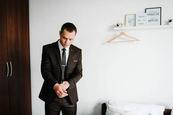 Hombre Está Enderezando Una Chaqueta Casa Novio Con Camisa Corbata — Foto de Stock