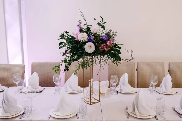 Table Covered Tablecloth Served Dishes Cutlery Festive Table Decorated Composition — Stockfoto