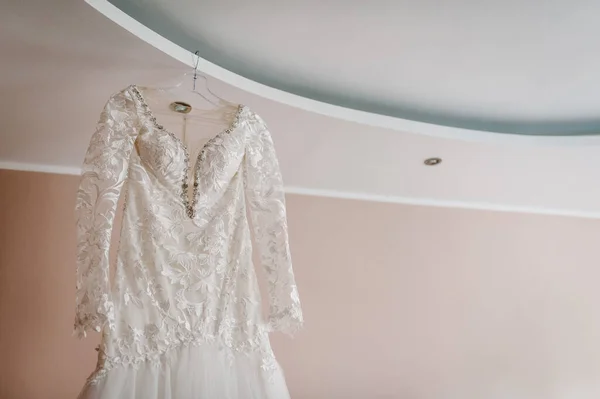 ファッショナブルな美しい古典的なレースの花嫁は部屋でドレスアップ 朝の準備結婚式のコンセプト ヴィンテージガウン — ストック写真