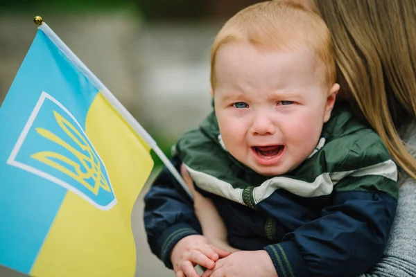 Ребенок Плачет Грустный Мальчик Обнимает Маму Флагом Украины Руках Эвакуация — стоковое фото