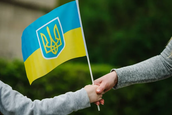 Ukrán Sárga Kék Zászló Lengett Szél Szabadban Anya Gyerek Zászlót — Stock Fotó