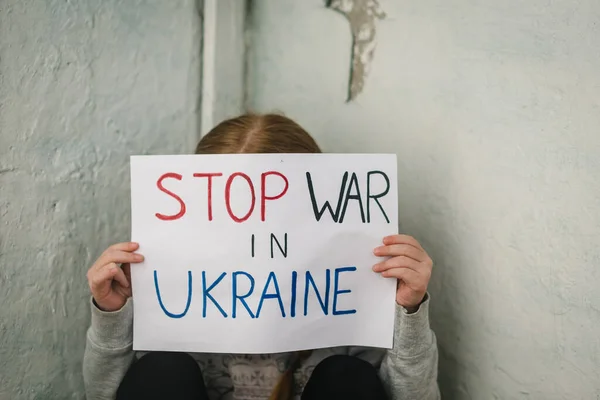 Gyermek Tiltakozó Háború Konfliktus Emeli Banner Felirattal Stop Háború Ukrajnában — Stock Fotó