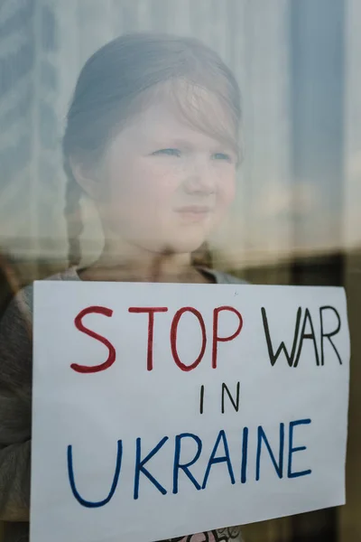 Kisgyerek Hívja War Felemeli Banner Felirattal Stop Háború Ukrajnában Kölyök — Stock Fotó