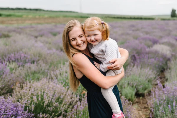 Gelukkige Moeder Met Dochtertje Een Lavendelveld Achtergrond Mooie Vrouw Knuffelen — Stockfoto